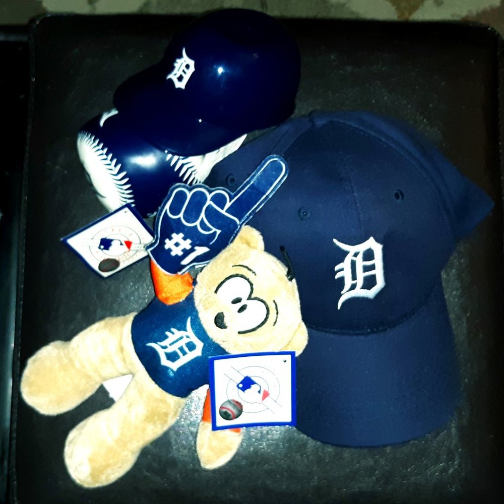 Detroit Tigers Fan Bundle NWT - FREE COOZIE!